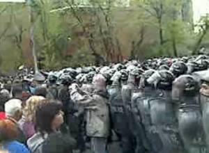 Ոստիկանները կենդանի պատ են կազմել