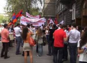 Ուստարին սկսվեց բողոքի ակցիայով