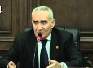 Գալուստ Սահակյան. Ախմախություն