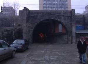 Մանկական երկաթուղի տանող թունելով անցնելիս