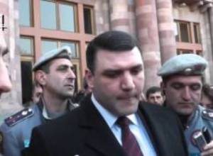 Կոստանյանը հանդիպեց ցուցարարներին