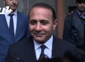 Հովիկ Աբրահամյանը պատասխանում է լրագրողների հարցերին