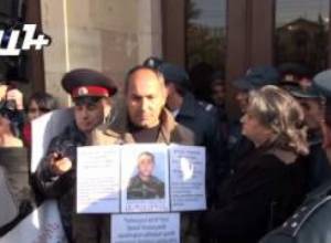 Զոհված զինվորների ծնողները ՍԴ դիմաց