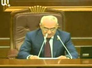 Դրսից հյուրեր կան.  Գալուստ Սահակյանը խնդրեց դահլիճը լիքը պահել