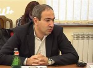 Նիկոլ Փաշինյանը զավեշտ է համարում  Գալուստ Սահակյանի կեցվածքը