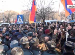 Ակտիվիստը Աղվան Հովսեփյանից գումար է պահանջում