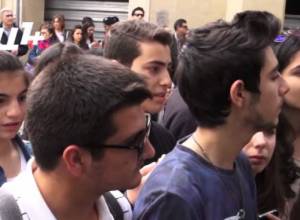 Քարդաշյան քույրերը զբոսնում են Երեւանում