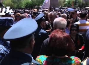 Նաիրիտցիները փորձում են մոտենալ Սերժ Սարգսյանին