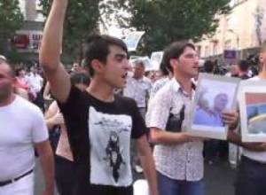 Օսիպյանը մոտեցավ ցուցարարներին