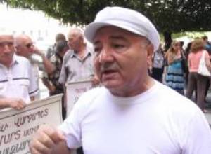 «Վարչապետը փափուկ բարձ դրեց մեր գլխի տակ ու հանդիպում չի նշանակում».օդաչուների բողոքի ակցիան