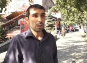 2 տարեկան երեխան նախագահականի դիմաց