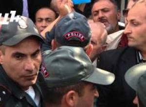 Ոստիկանությունը բերման է ենթարկում