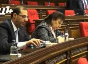 "Էտքան մտահոգվում եք մեր առողջության մասին, որ հանկարծ լեւի չգնանք, սաղ նկարո՞ւմ եք"