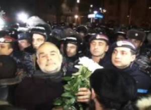 Լարված իրավիճակ՝ ՀՀԿ-ի գրասենյակի մոտ