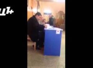 Հանձնաժողովի անդամը քվեարկում է բացակաների փոխարեն