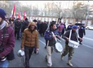 Ցուցարարները հանդիպեցին ոստիկանական պատին