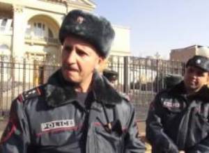 Ոստիկաններն իրավապաշտպանին էլ չթողեցին կանգնել նախագահականի մայթին