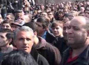 Բանակը զենք բաժանեց նույնիսկ քաղաքացիական անձանց