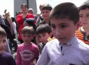 Փոքրիկները Ծիծեռնակաբերդ