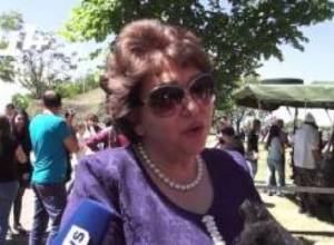 Հերմինե Նաղդալյանը պատասխանում է լրագրողների հարցերին