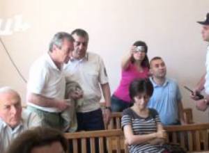 Վարդգես Գասպարին պառկեց գետնին, քաղաքացիները հեռացվեցին դատական դահլիճից