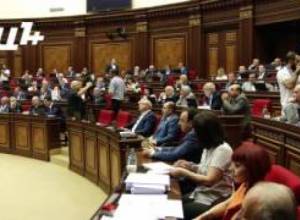 Քաղաքական բիճ է դառնում, պապա է ման գալիս. Վարդան Այվազյան