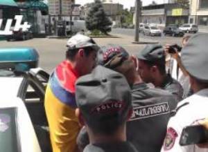 Եռագույնով երիտասարդը բերման ենթարկվեց