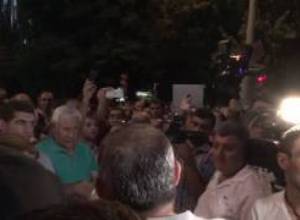 Խորենացի փողոցում հավաքվածները մեկ րոպե լռությամբ  հարգեցին զոհված գնդապետ Արթուր Վանոյանի հիշատակը