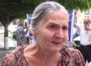 Հուսահատ քաղաքացիների բողոքը՝ կառավարության շենքի առջև