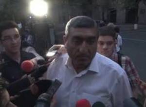 ՀՀԿ  պատգամավորը  փորձում է պատասխանել լրագրողներին