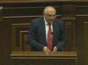 Դեղերը խմում ես ու սկսում հիվանդանալ. Մհեր Շահգելդյանը հարց ուղղեց