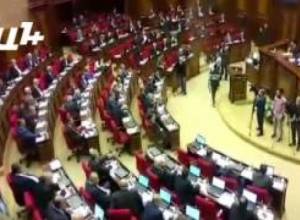 Ով ում փոխարեն քվեարկեց