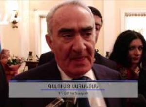 Գալուստ Սահակյանն ընկերություն է անում ընդդիմության հետ