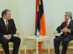 Serzh Sargsyan receives renowned musicians
