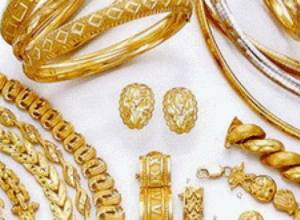 Gold price fluctuates