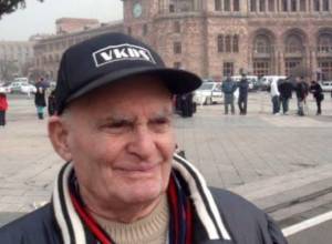 4 candies and 2 tangerines...