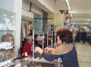 Gold market employees cease their strike