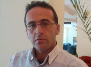 Sakunts is taking back his signature