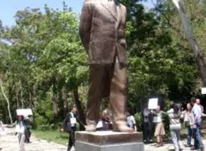 Environmentalists “embrace” trees