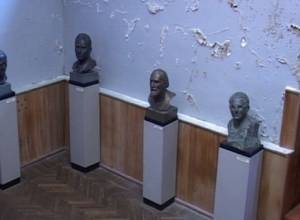 “Humidity leaves its mark on sculptures and paintings”