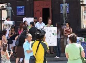 They suggest boycotting the bank