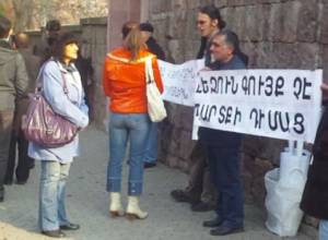 Protests against foreign language schools continue