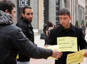 Flash mob participants “chained” Northern Avenue