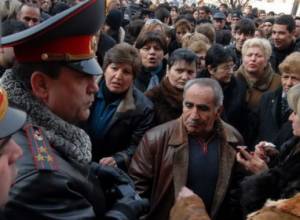 Open-air vendors continue protests outside government building