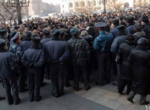 Minister meets demonstrators