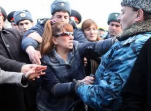 Trouble near government building