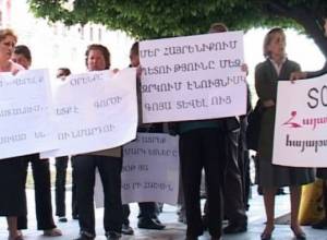 More demonstrators near government building