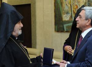 Serzh Sargsyan hands over awards to Diaspora Armenians