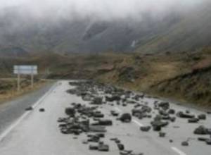 Landslide traps cars in Armenia