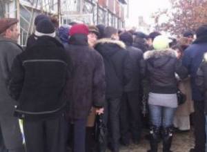 People beat and curse each other for oil